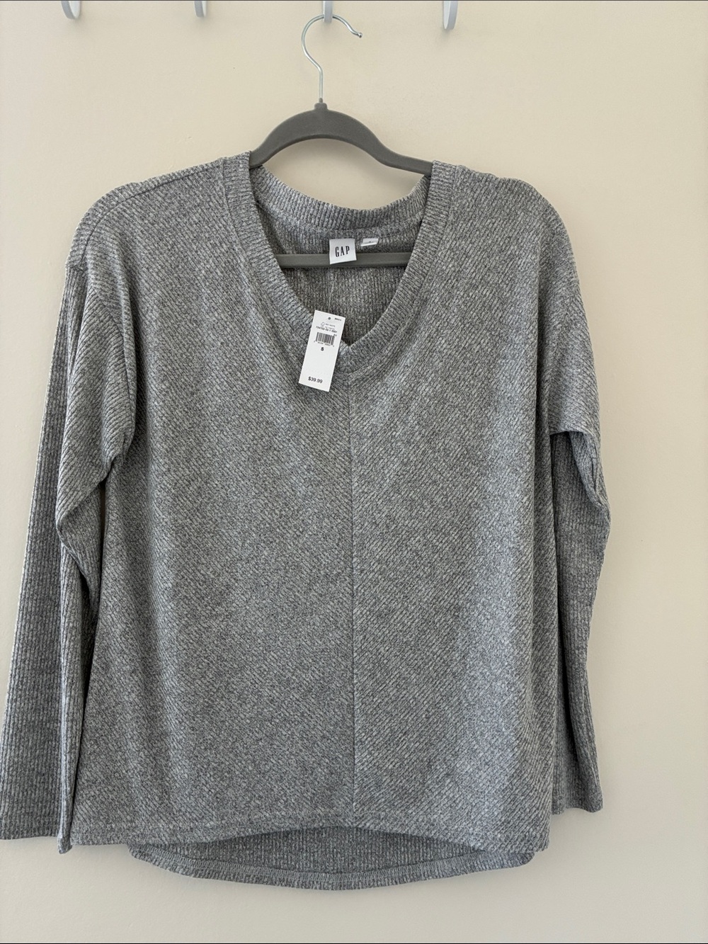 GAP women’s Heather Gray V-Neck Knit Sweater
